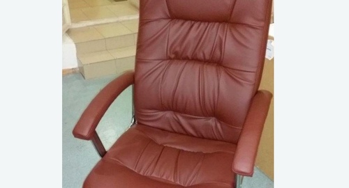 Обтяжка офисного кресла. Красный Сулин
